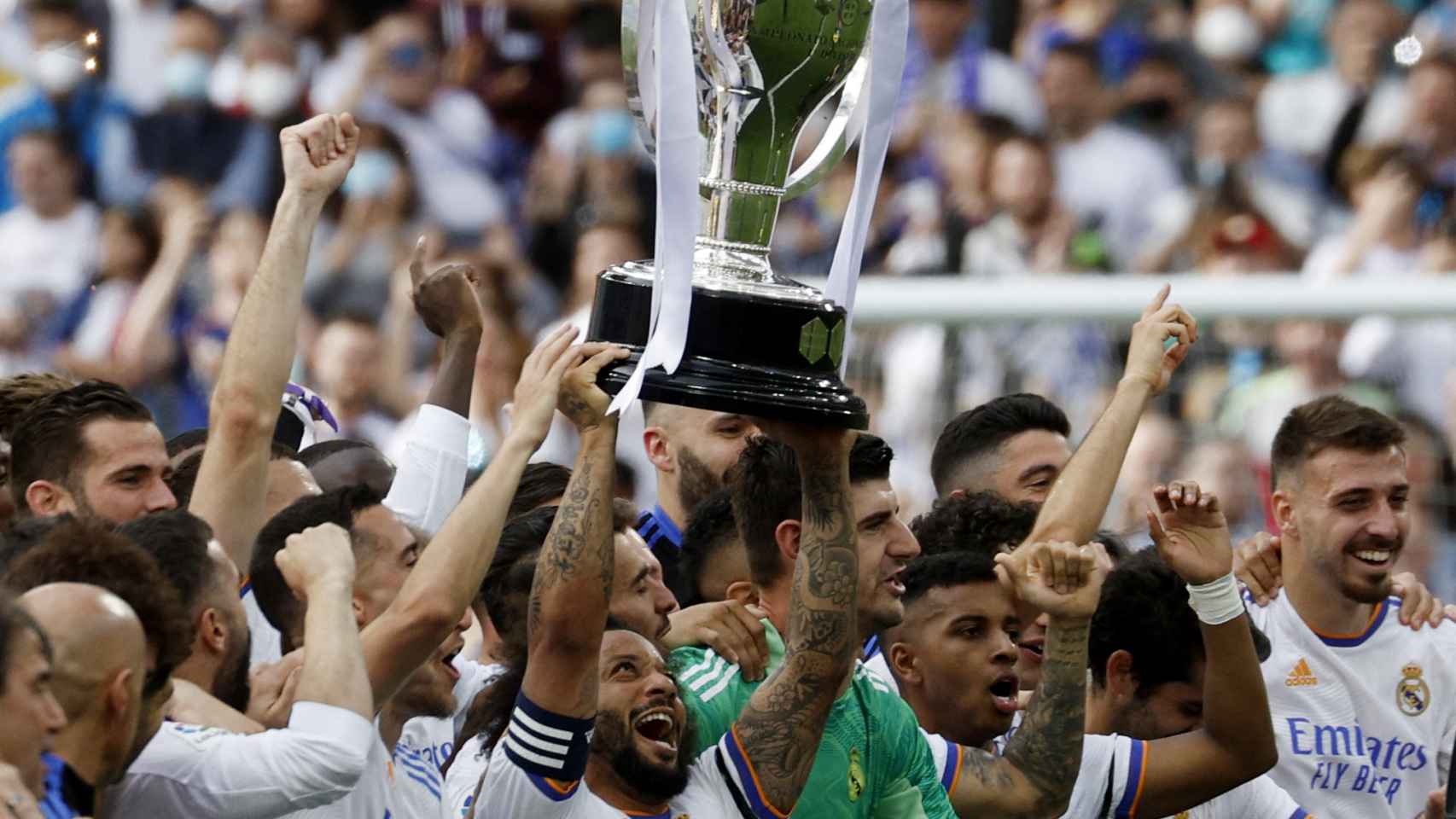 Marcelo levanta el trofeo de campeón de La Liga
