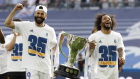 Karim Benzema y Marcelo, con el trofeo de campeones de La Liga