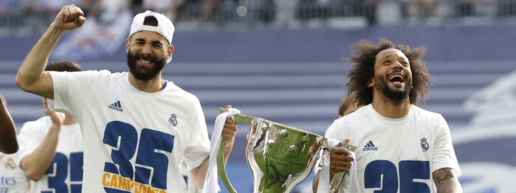 Karim Benzema y Marcelo, con el trofeo de campeones de La Liga