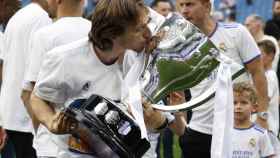 Luka Modric besa el trofeo de campeón de La Liga