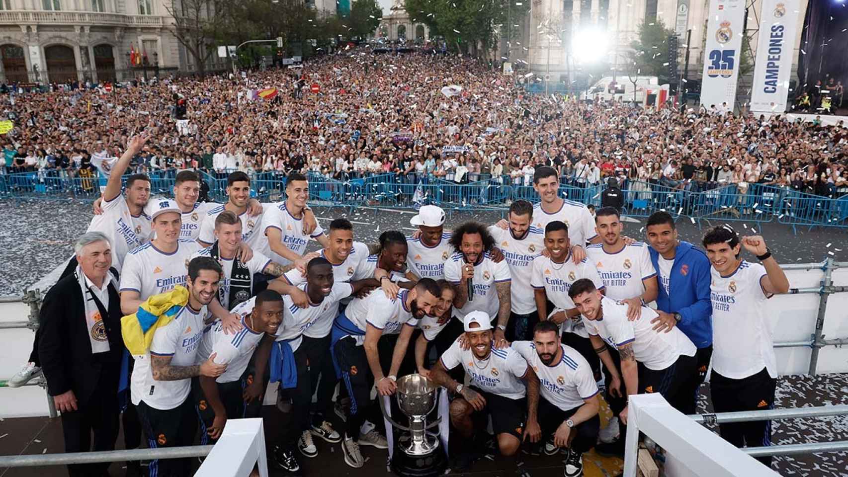 Los jugadores del Real Madrid, micrófono en mano, celebrando el título en Cibeles