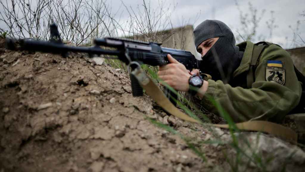 Un soldado ucraniano apunta con su rifle durante un entrenamiento en Zaporiyia, este viernes.