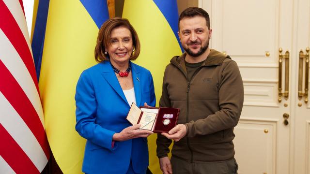 La presidenta de la Cámara de Representantes de EEUU, Nancy Pelosi, en Kiev junto a Volodimir Zelenski