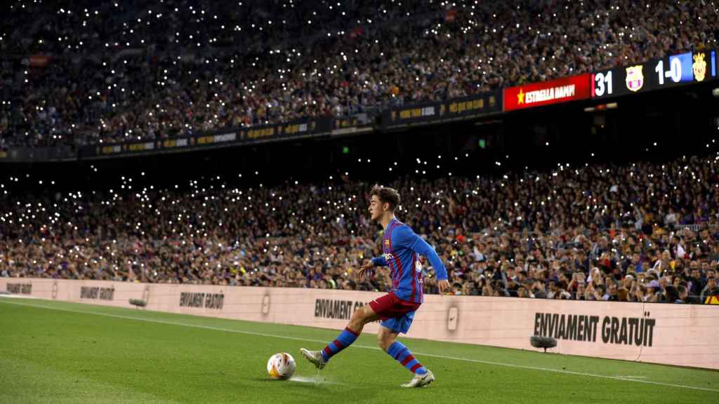 Gavi controlando el balón por la banda del Camp Nou