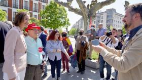 Luis Tudanca fotografía a Reyes Maroto con un seguidor en la manifestación de UGT y CCOO con motivo del Día Internacional del Trabajo