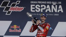 Pecco Bagnaia levanta el trofeo de ganador del Gran Premio de España, en el circuito de Jerez.