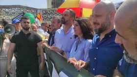 El líder de Vox, Santiago Abascal, y su candidata a la Junta de Andalucía, Macarena Olona, encabezan la manifestación en Cádiz.