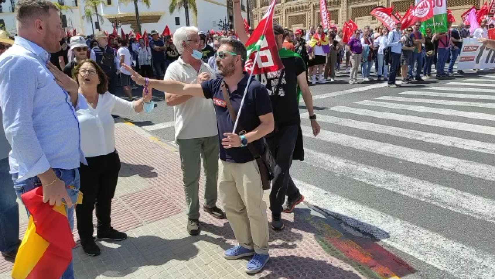 Sindicalistas y simpatizantes de Vox se enfrentan en Cádiz durante el día del Trabajador.