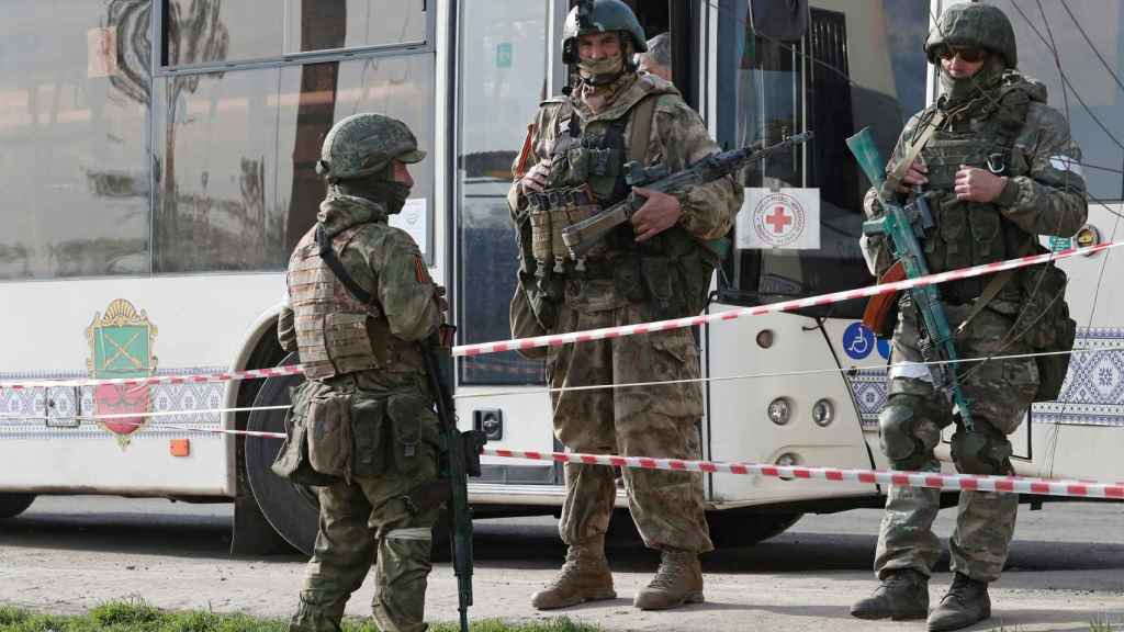 Soldados prorrusos tras la evacuación de civiles de la planta de Azovstal
