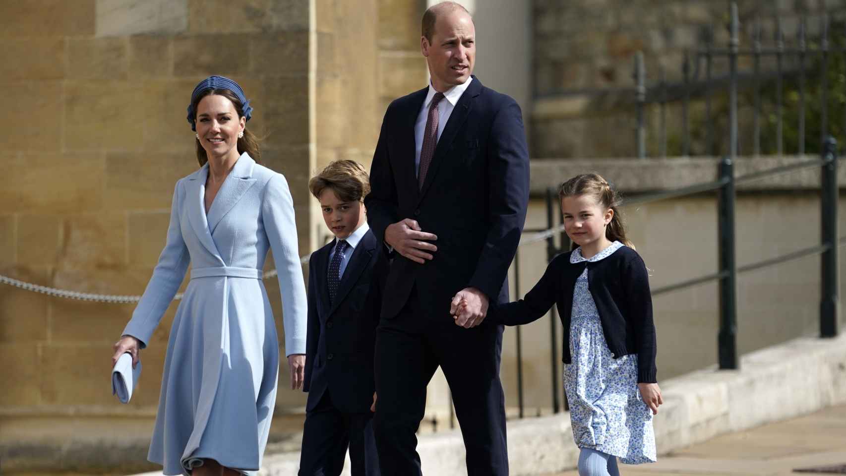 La princesa Charlotte junto a sus padres y hermano en la misa de Pascua.