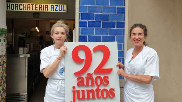 Mari Ángeles e Inma Sorribes presentan la nueva cartelería para La Horchatería Azul.