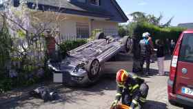 El coche afectado por el accidente en Ponferrada, este lunes.