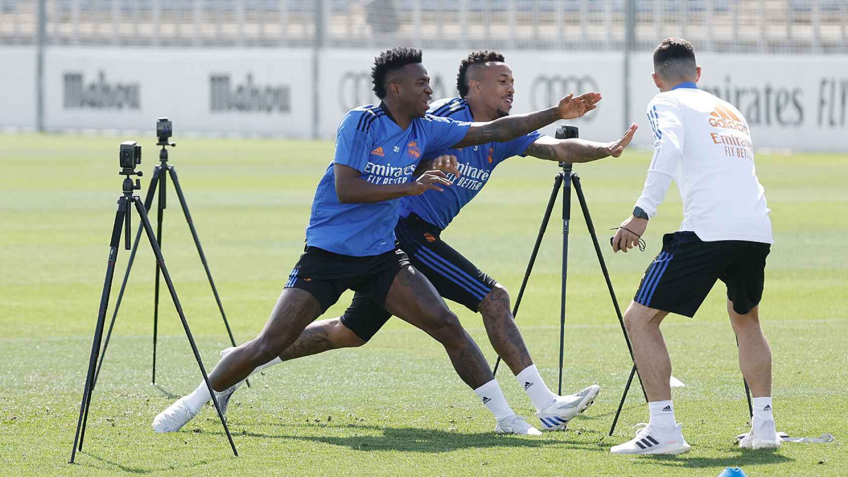 Vinicius y Eder Militao se divierten con la tecnología de los entrenamientos del Real Madrid.