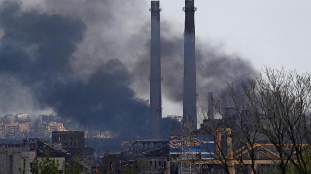 El humo se eleva por encima de una planta de Azovstal.