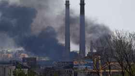 El humo se eleva por encima de una planta de Azovstal.