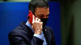 El presidente del Gobierno, Pedro Sánchez, habla por su teléfono móvil.