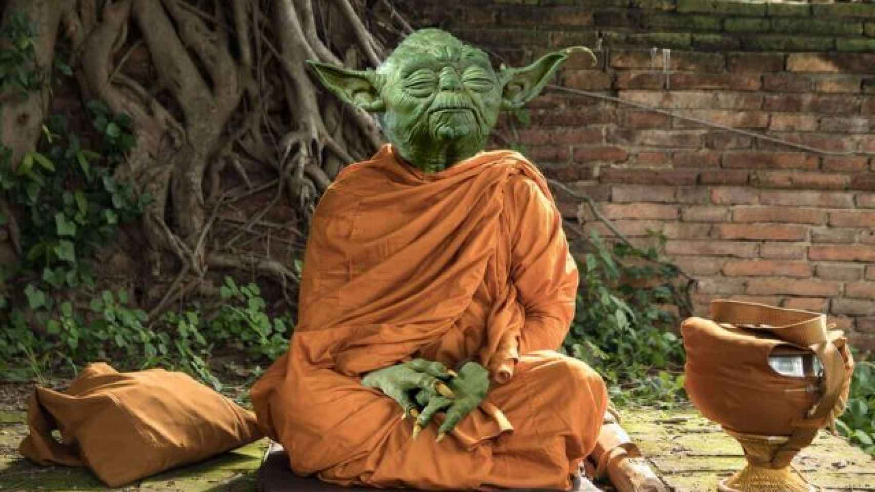 Yoda sentado en postura budista.