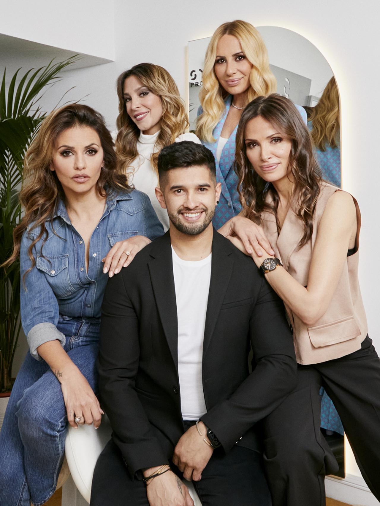 Pablo Bogado con las 'celebrities' a quienes cuida la melena.