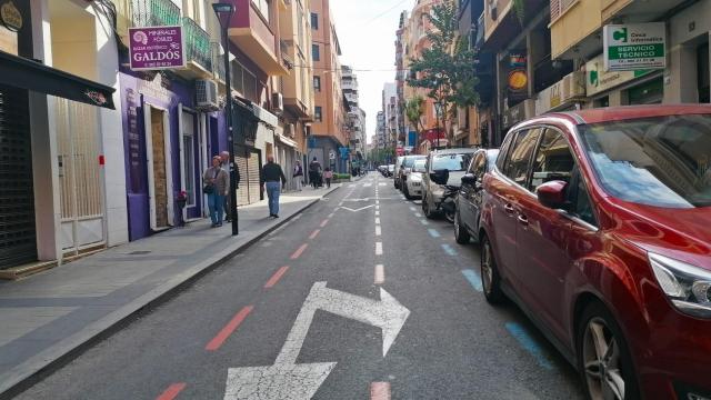 Los coches han vuelto a ocupar las plazas de aparcamiento en la ciudad de Alicante que se habían cedido de forma extraordinaria a la hostelería.