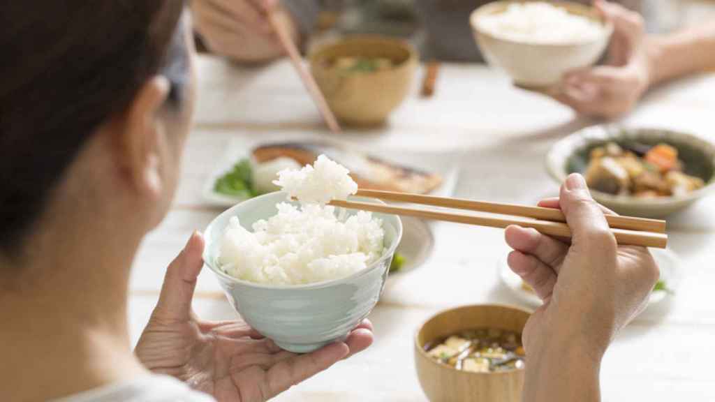Receta de arroz blanco al estilo japonés.