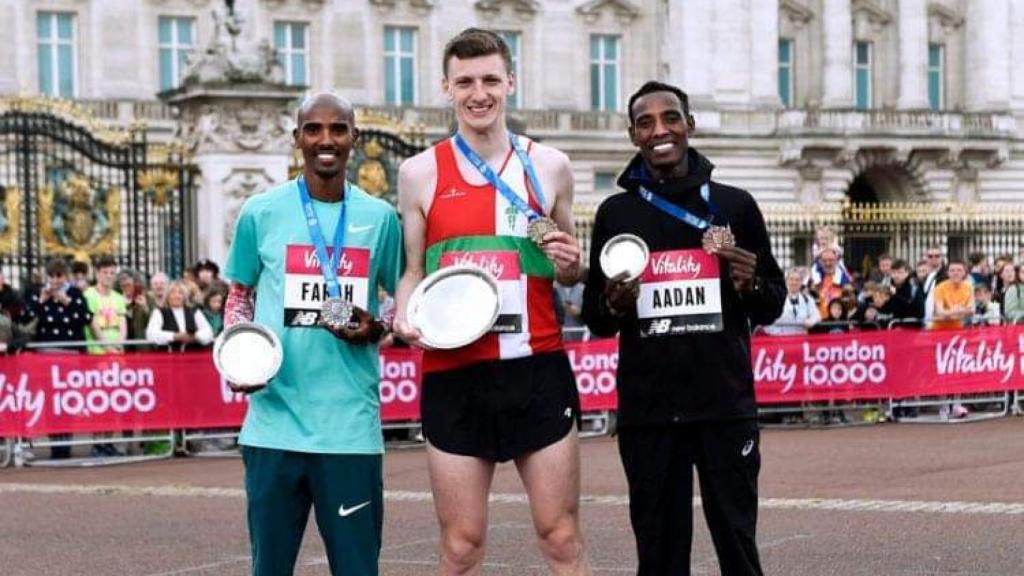 Ellis Cross junto a Mo Farah y Aadan en el podio de la Vitality London 10K 2022