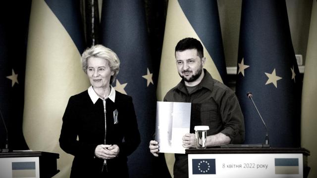 La presidenta de la Comisión Europea, Ursula von der Leyen, con el presidente de Ucrania, Volodimir Zelenski.