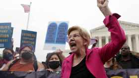 La senadora, Elizabeth Warren, se une a los manifestantes en las protestas frente al Tribunal Supremo en Washington.