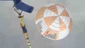 Fotograma del vídeo en el que se muestra al cohete cayendo y siendo captado por el gancho.