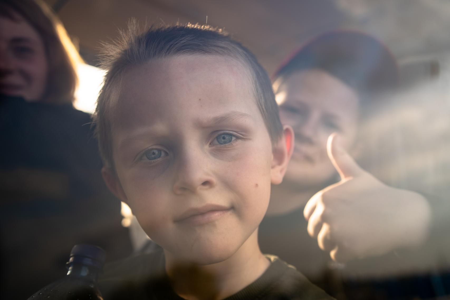 Artem, de 5 años, se asoma a la ventana en el autobús llegado a Zaporiyia durante el martes.