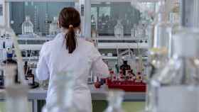 Trabajadora en un laboratorio. Imagen de archivo de Europa Press
