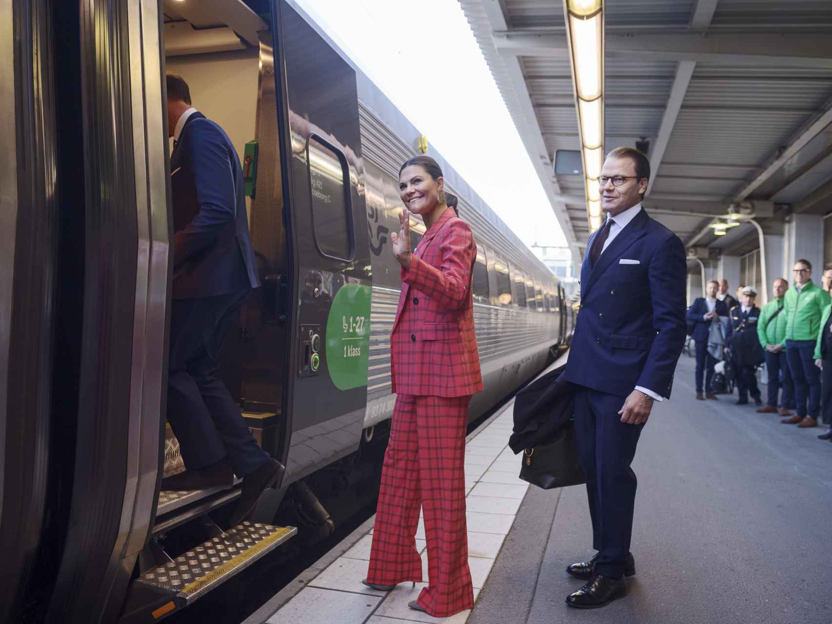 Victoria de Suecia y su marido, Daniel Westling, en la estación central de Estocolmo.
