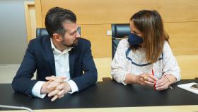 El portavoz socialista, Luis Tudanca, conversa con la procuradora Patricia Gómez Urbán, este miércoles en las Cortes.