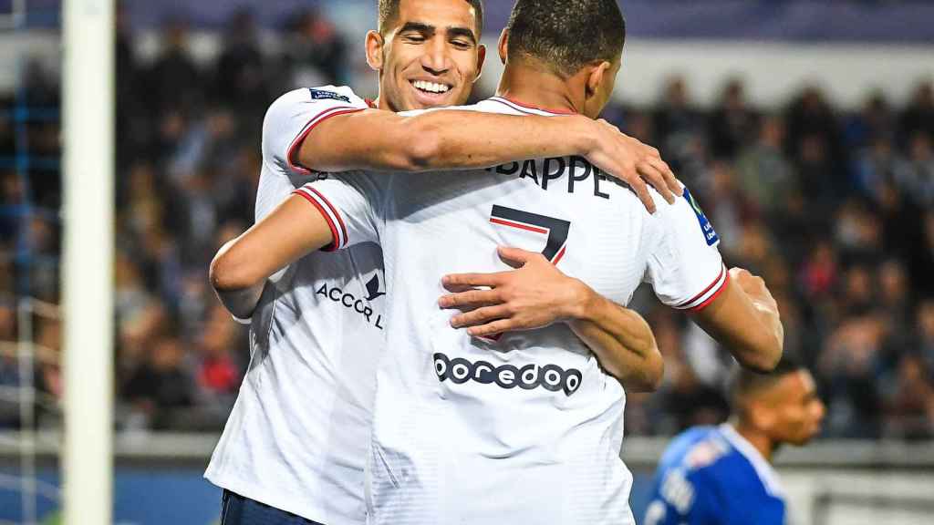 Abrazo entre Kylian Mbappé y Achraf Hakimi
