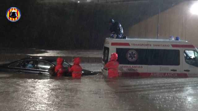 Ambulancia atrapada por la lluvia. Consorcio provincial de Bomberos.