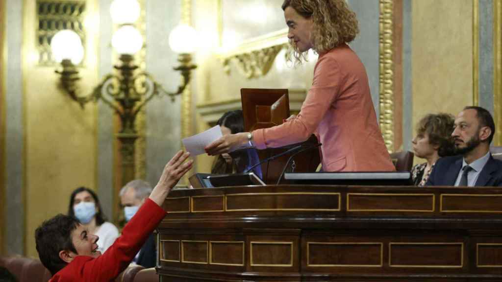 Mertxe Aizpurua (Bildu) entrega su voto secreto a Meritxell Batet, presidenta del Congreso, para la comisión de secretos.