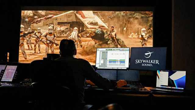 Personal de Skywalker Sound tratando el sonido en una película de Star Wars con equipos Mac.