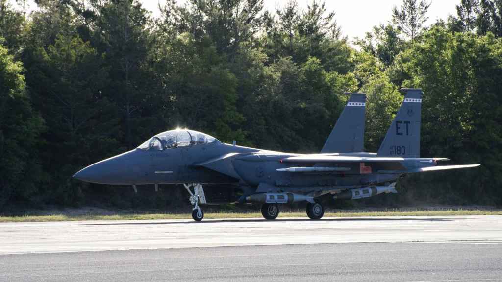 Caza F-15E con dos misiles Quicksink acoplados