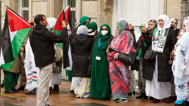 Concentración de refugiados saharauis ante el Parlamento Vasco.