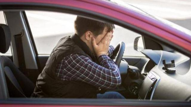 Un hombre en un coche.