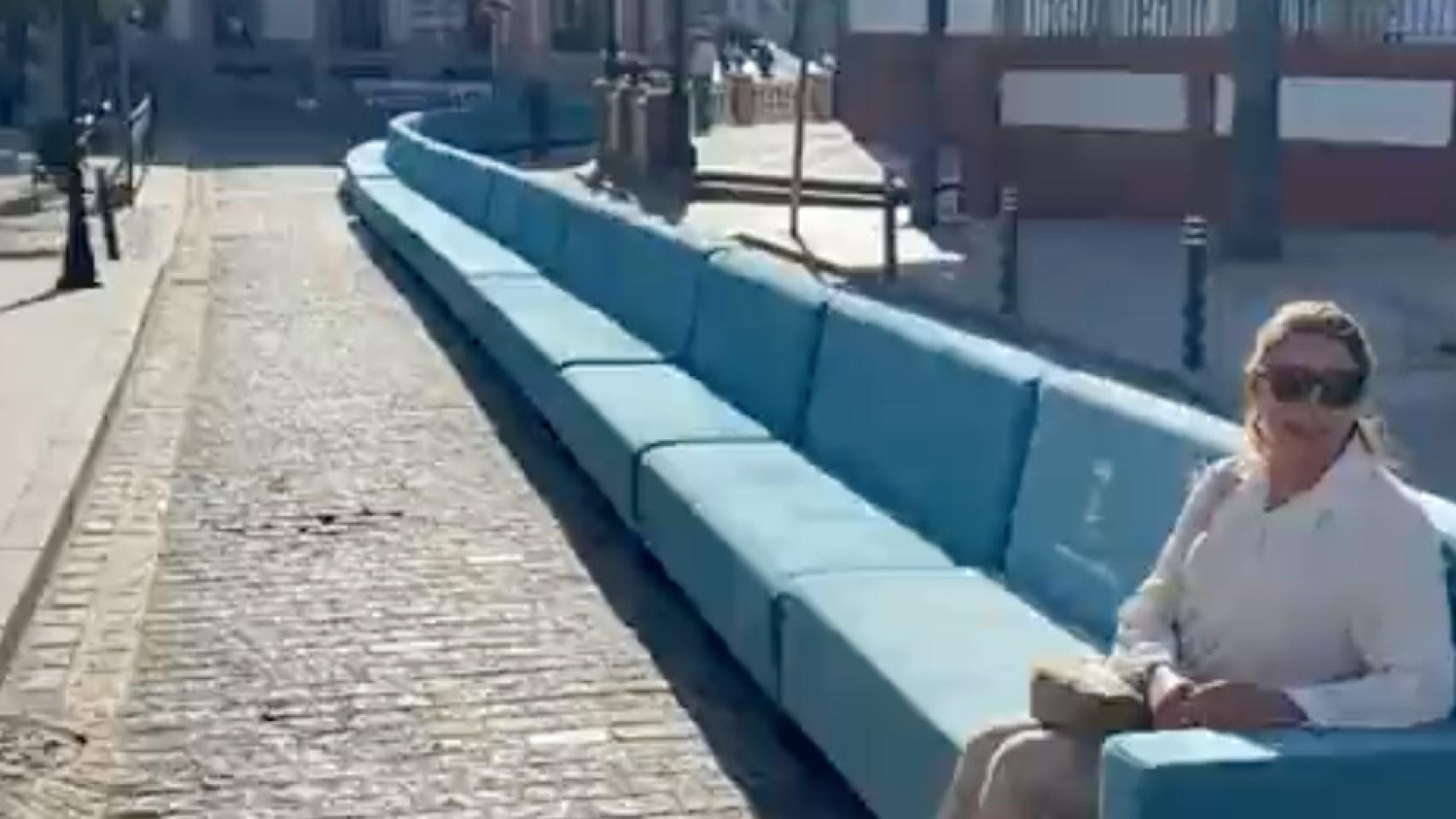 La historia tras el sofá más largo de España en Sevilla: 500 metros de  largo y caben 1.000 personas