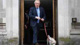El primer ministro de Reino Unido,  Boris Jonhson, este jueves al salir del colegio electoral en Londres. Efe