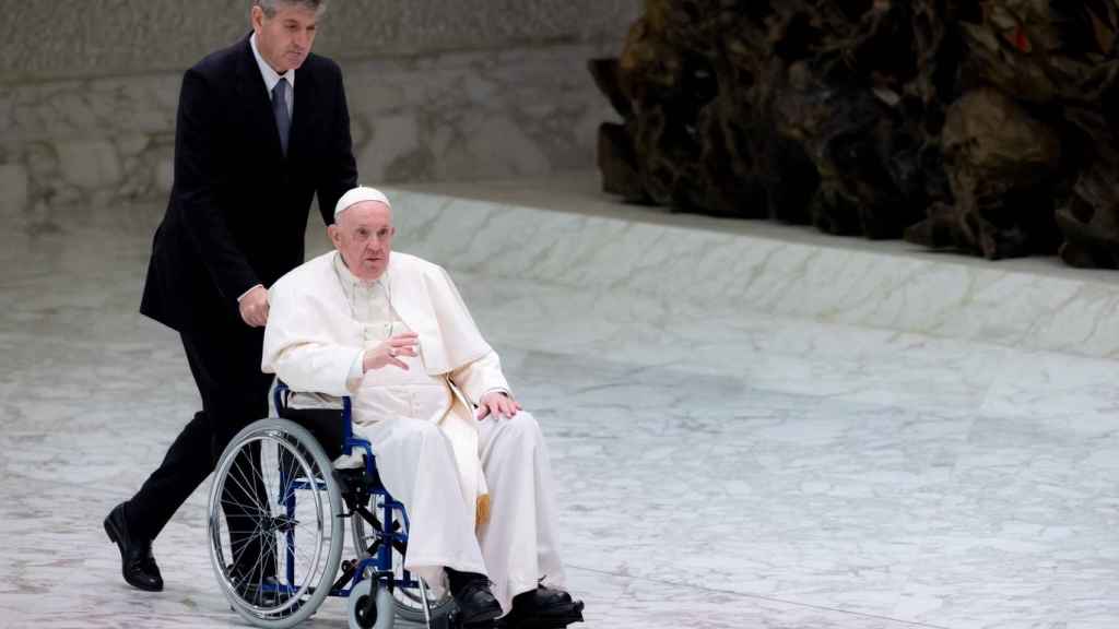 El papa Francisco este jueves en silla de ruedas en El Vaticano.