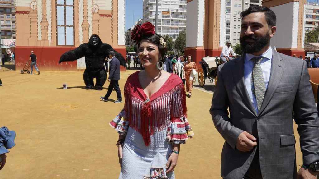 La candidata de Vox por Andalucía, Macarena Olona, visita la feria de Sevilla.