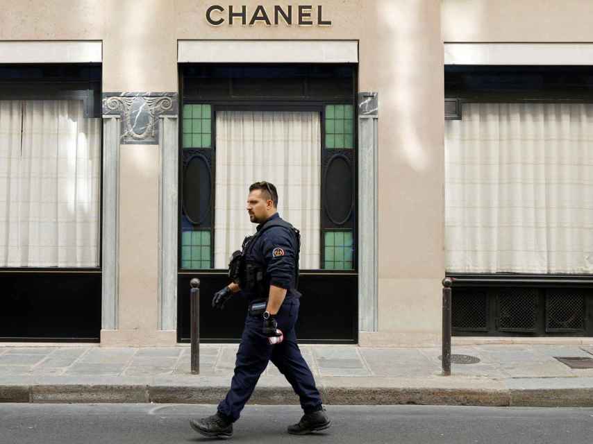 Un policía frente a la tienda de Chanel.