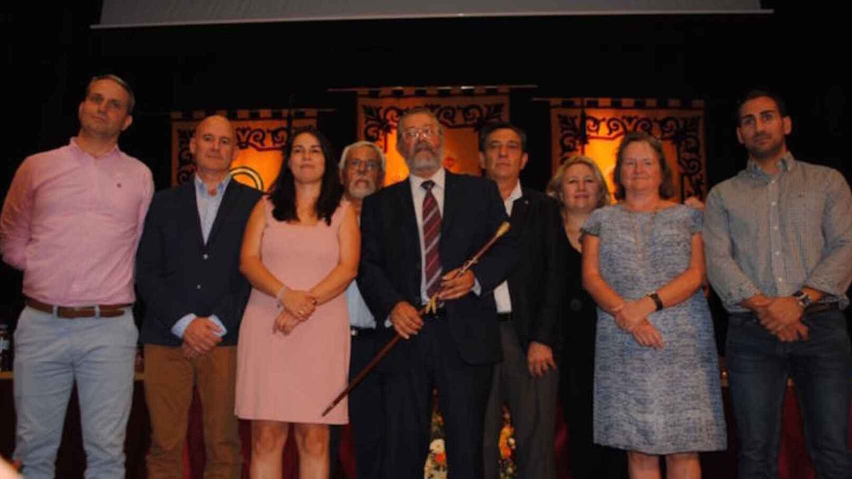 El alcalde de Albox, Francisco Torrecillas, en 2018, posando con miembros de la Corporación municipal.
