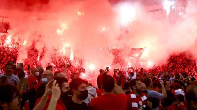 Los ultras invaden la pista de Olympiacos en su partido contra el Monaco