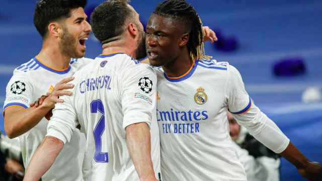 Dani Carvajal celebra un gol con el Real Madrid junto a Asensio y Camavinga