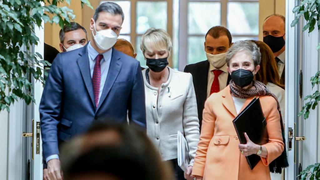 Pedro Sánchez junto a la exdirectora del CNI, Paz Esteban, en un acto en Moncloa en marzo.
