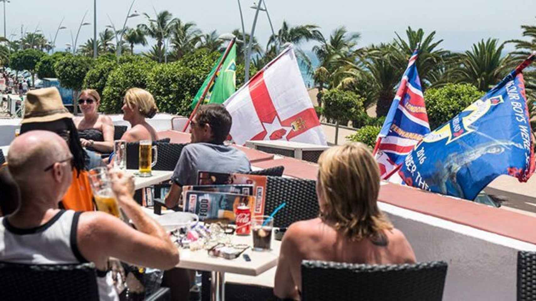 Turistas británicos tomando cerveza en Canarias.