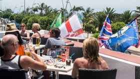 Turistas británicos tomando cerveza en Canarias.